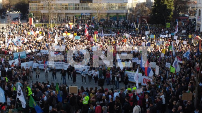 Okupljanje ispred SNS